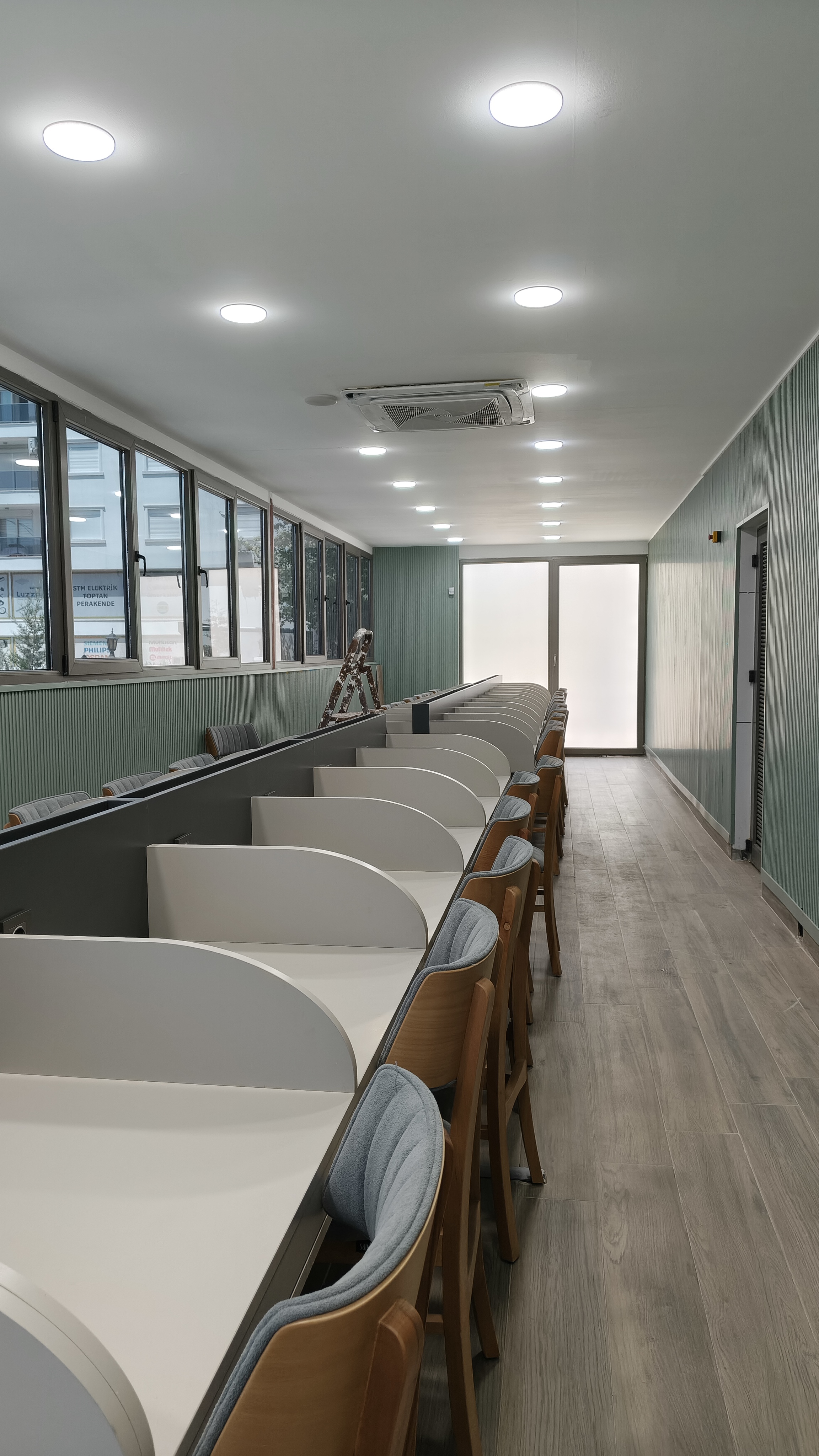 Akademi Kafe kütüphane rafları