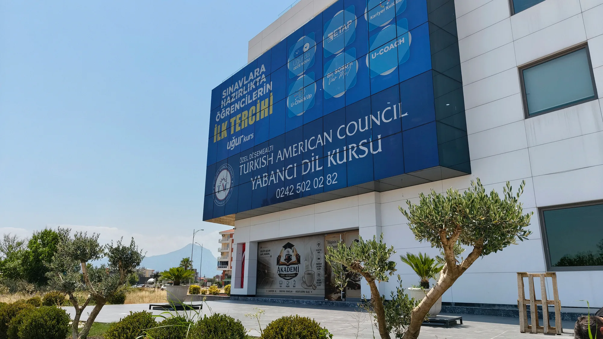 Bahçeyaka Eğitim Kompleksi ana binası — kurum tabelalı cephe ve Akademi Kafe girişi